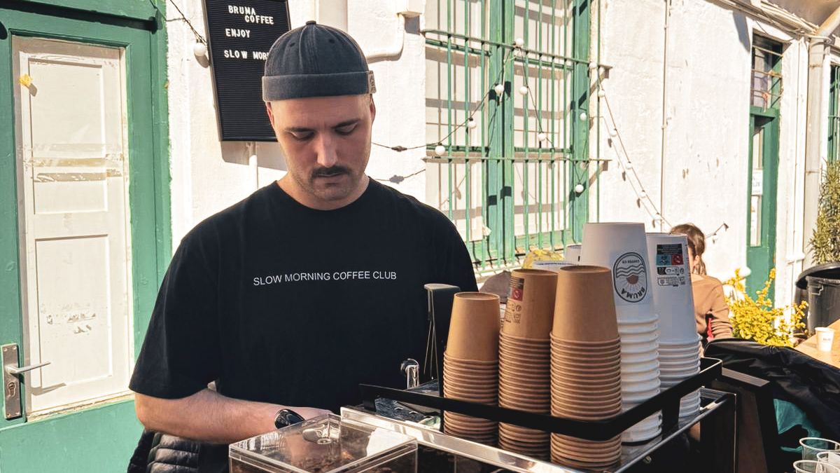 Coffee cart de fusta de Bruma servint cafè d'especialitat en un esdeveniment