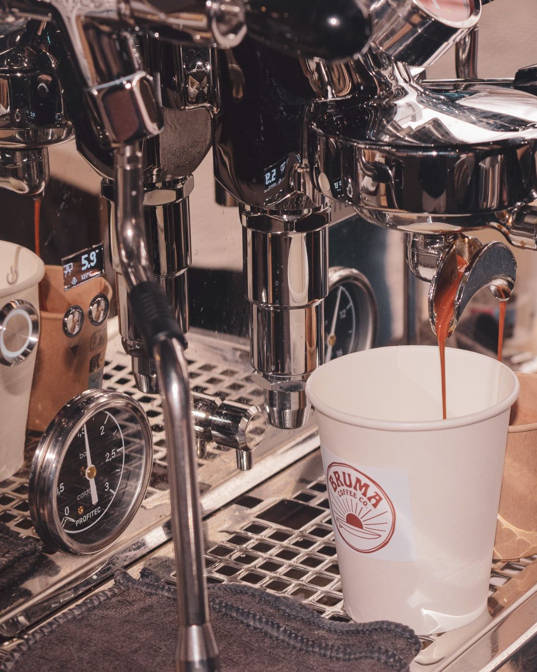 Espresso de especialidad cayendo en un vaso de Bruma